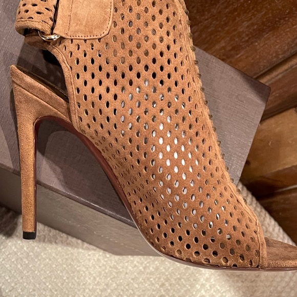 Louis Vuitton suede leather heels. Perfect for fall! Comes w/ box and dust bag - Picture 6 of 10